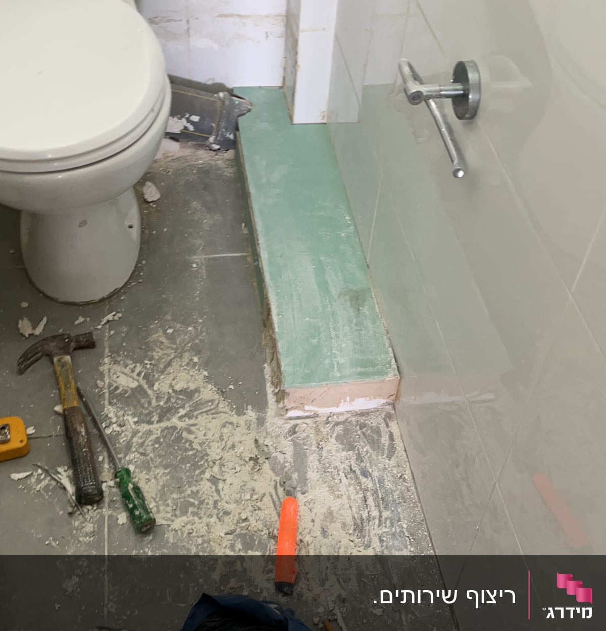 כלים וחומרים לשיפוץ חדר אמבטיה, כולל פטיש ודלי טיח